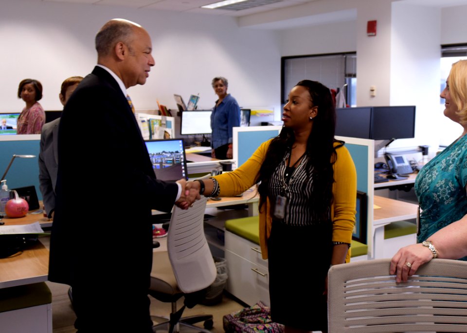 Secretary Johnson Visits with TSA Employees (25629113234)
