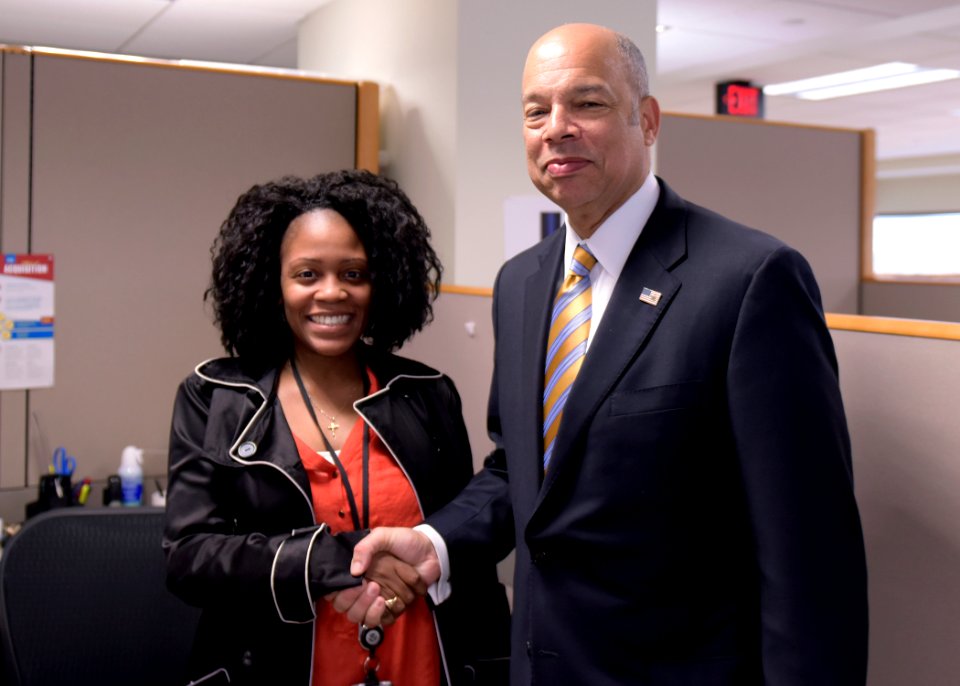 Secretary Johnson Visits with TSA Employees (25629730834)