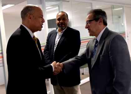 Secretary Johnson Visits with TSA Employees (25631179623)