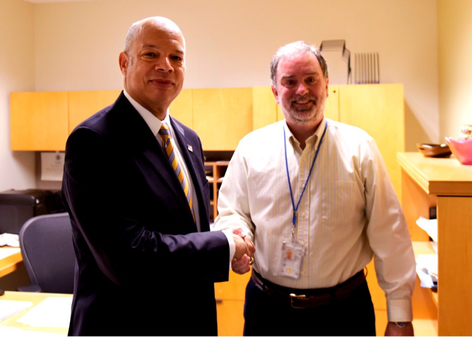 Secretary Johnson Visits with TSA Employees (25629753354)