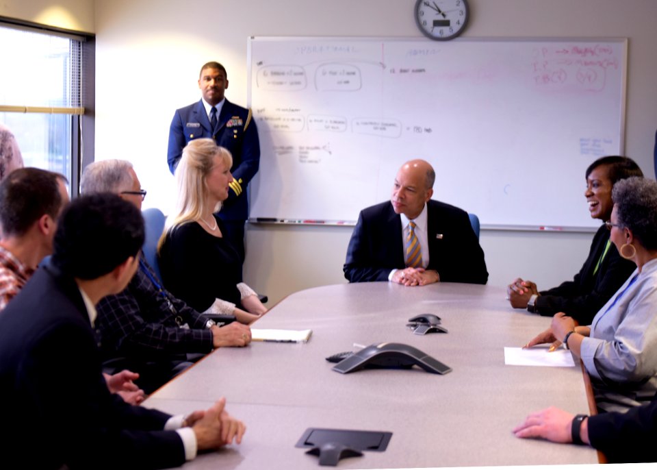 Secretary Johnson Visits with TSA Employees (25629803394)