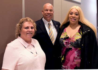 Secretary Johnson Visits with TSA Employees (25631884813)