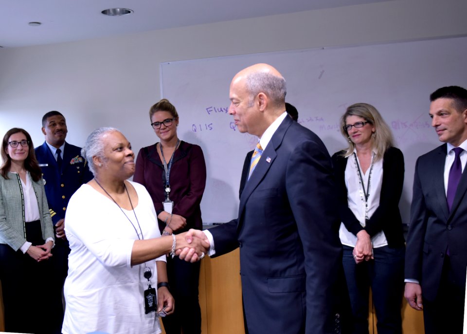 Secretary Johnson Visits with TSA Employees (25960957130)