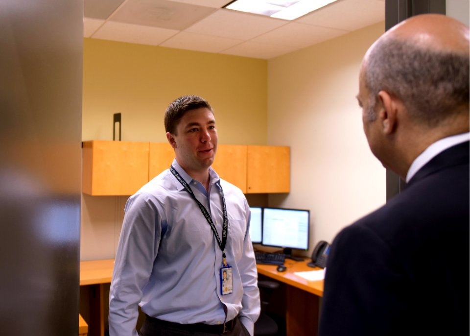 Secretary Johnson Visits with TSA Employees (26142250302)