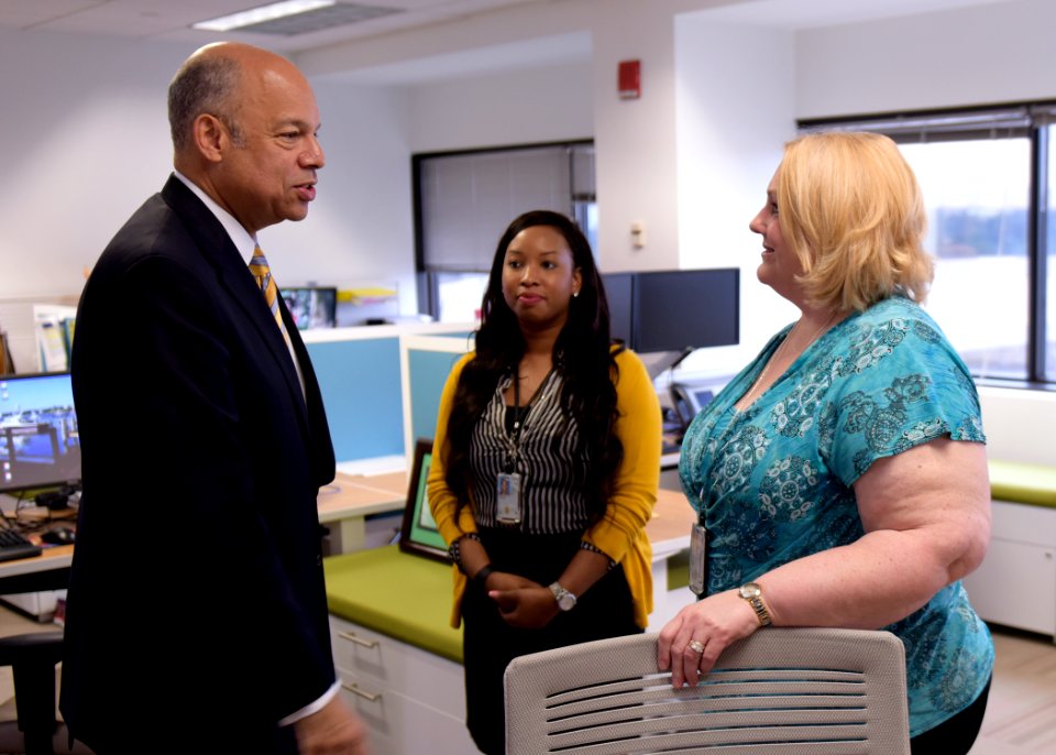 Secretary Johnson Visits with TSA Employees (25960971530)
