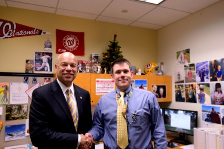 Secretary Johnson Visits with TSA Employees (26142277862)