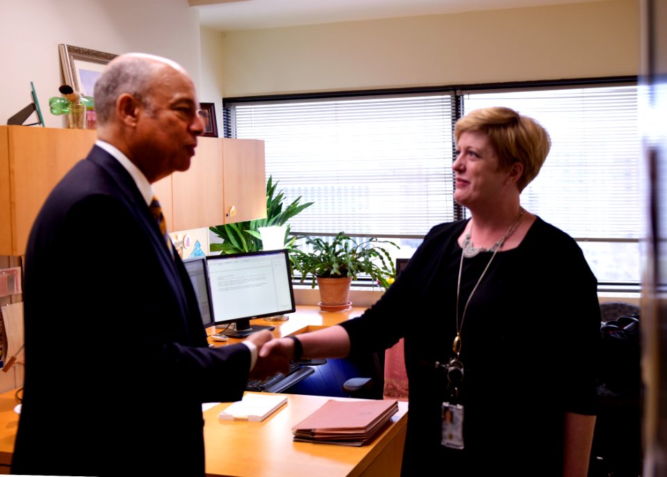 Secretary Johnson Visits with TSA Employees (25961807380)