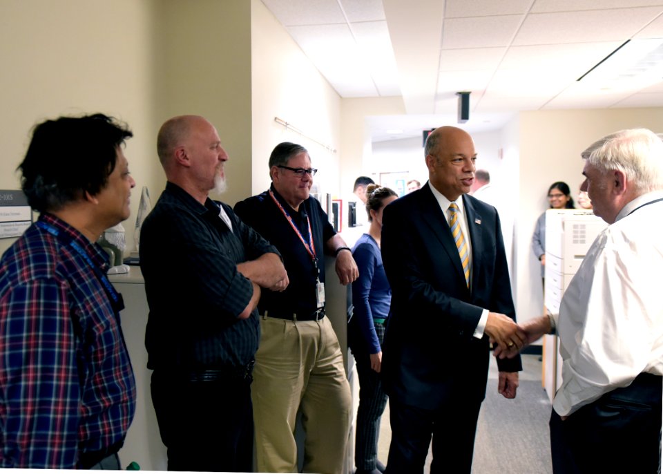 Secretary Johnson Visits with TSA Employees (25960947980)