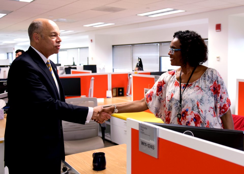 Secretary Johnson Visits with TSA Employees (26167535541)