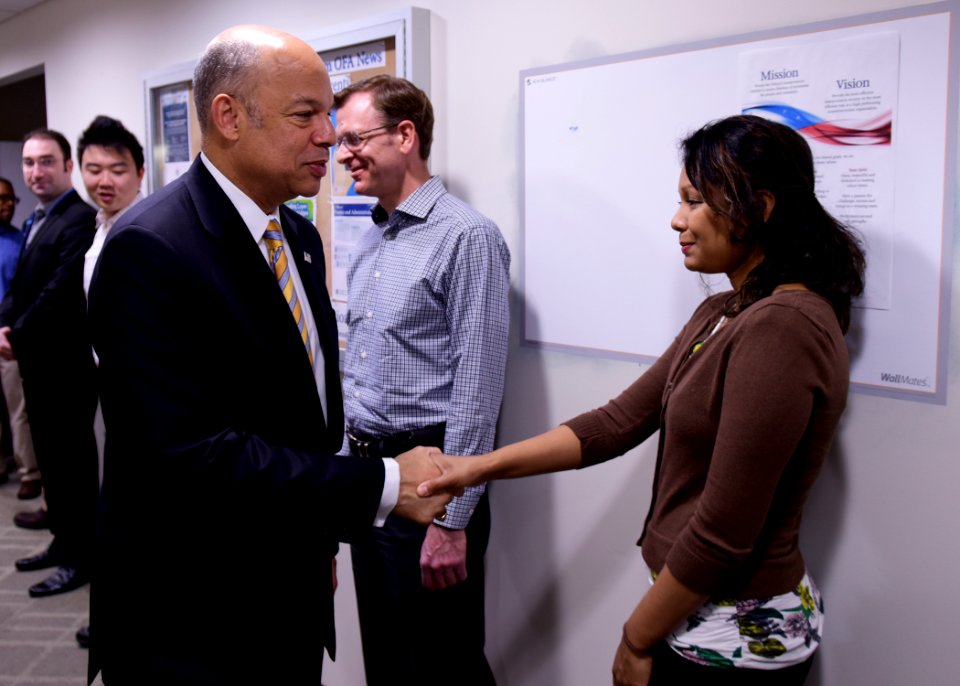 Secretary Johnson Visits with TSA Employees (26207921506)