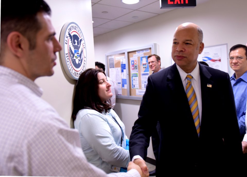 Secretary Johnson Visits with TSA Employees (26167546251)