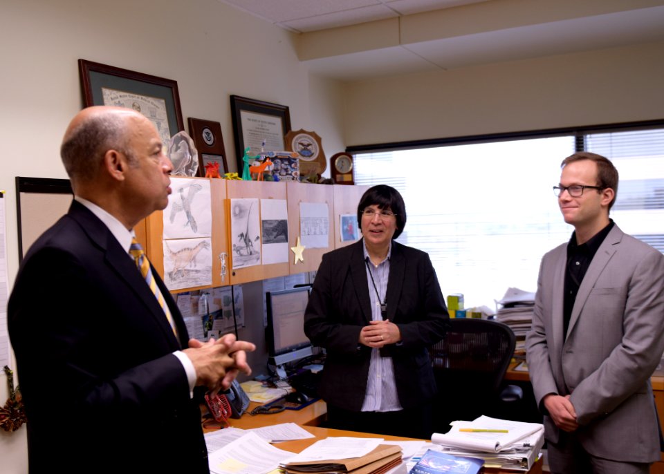 Secretary Johnson Visits with TSA Employees (26142269142)