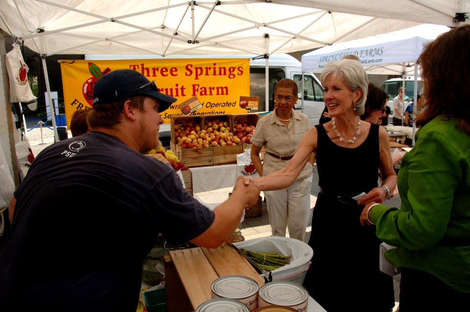 Secretary Kathleen Sebelius and Congresswoman Eleanor Holmes Norton visit the new FRESHFARM Market outside the U.S. Department of Health and Human Services