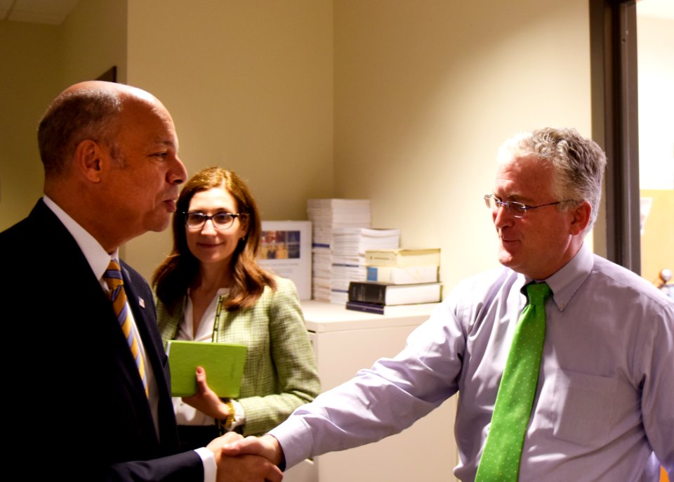 Secretary Johnson Visits with TSA Employees (25632038153)