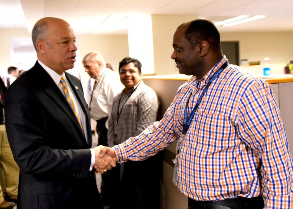 Secretary Johnson Visits with TSA Employees (26207916076)