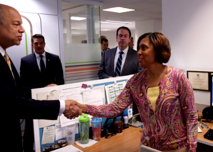 Secretary Johnson Visits with TSA Employees (26233873535)