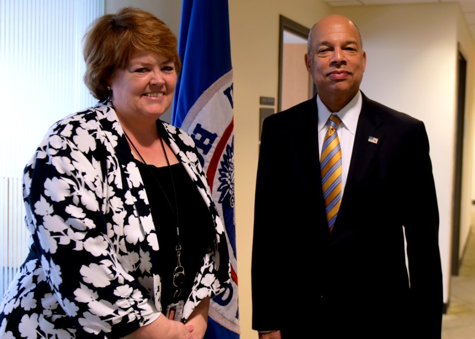 Secretary Johnson Visits with TSA Employees (26142267662)