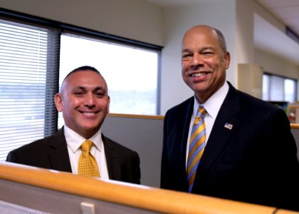 Secretary Johnson Visits with TSA Employees (26168191021)