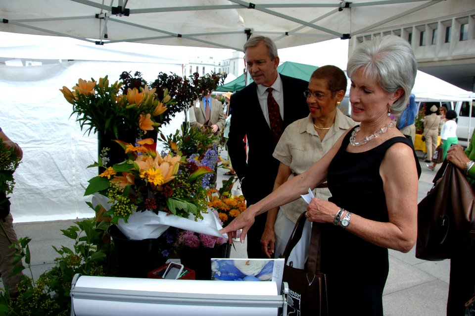 Secretary Kathleen Sebelius, Congresswoman Eleanor Holmes Norton, and HHS Assistant Secretary for Administration Ned Holland visit the new FRESHFARM Market outside the U.S. Department of Health and Human Services