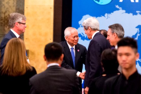 Secretary Kerry Greets Philippine Foreign Secretary del Rosario at NCAPEC Luncheon - Flickr - East Asia and Pacific Media Hub photo