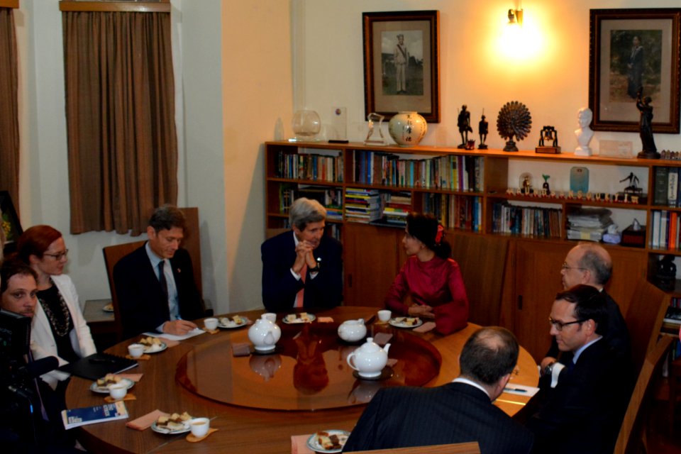 Secretary Kerry Meets Daw Aung San Suu Kyi - Flickr - East Asia and Pacific Media Hub (1)