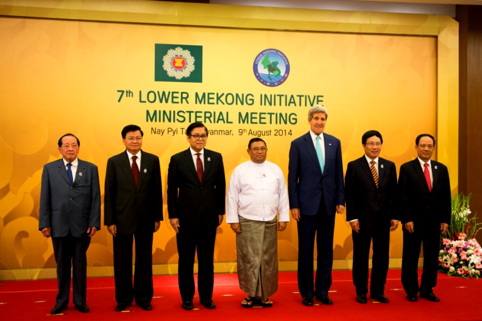 Secretary Kerry Poses for a Photo before the Lower Mekong Initiative Ministerial - Flickr - East Asia and Pacific Media Hub