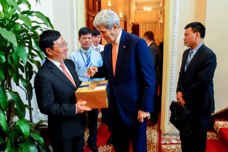 Secretary Kerry Presents Vietnamese Deputy Prime Minister and Foreign Minister Minh With a Revere Bowl From His Hometown of Boston photo