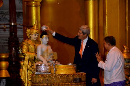 Secretary Kerry Visits Shwedagon Pagoda - Flickr - East Asia and Pacific Media Hub (1)