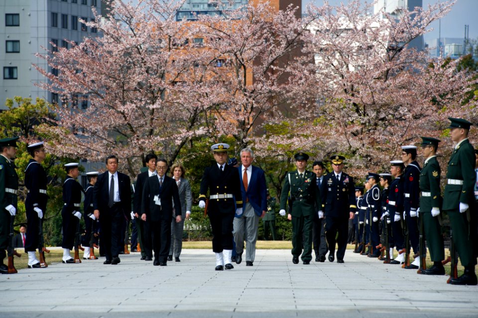 Secretary of Defense Hagel at Wreath Laying in Tokyo - Flickr - East Asia and Pacific Media Hub (2)