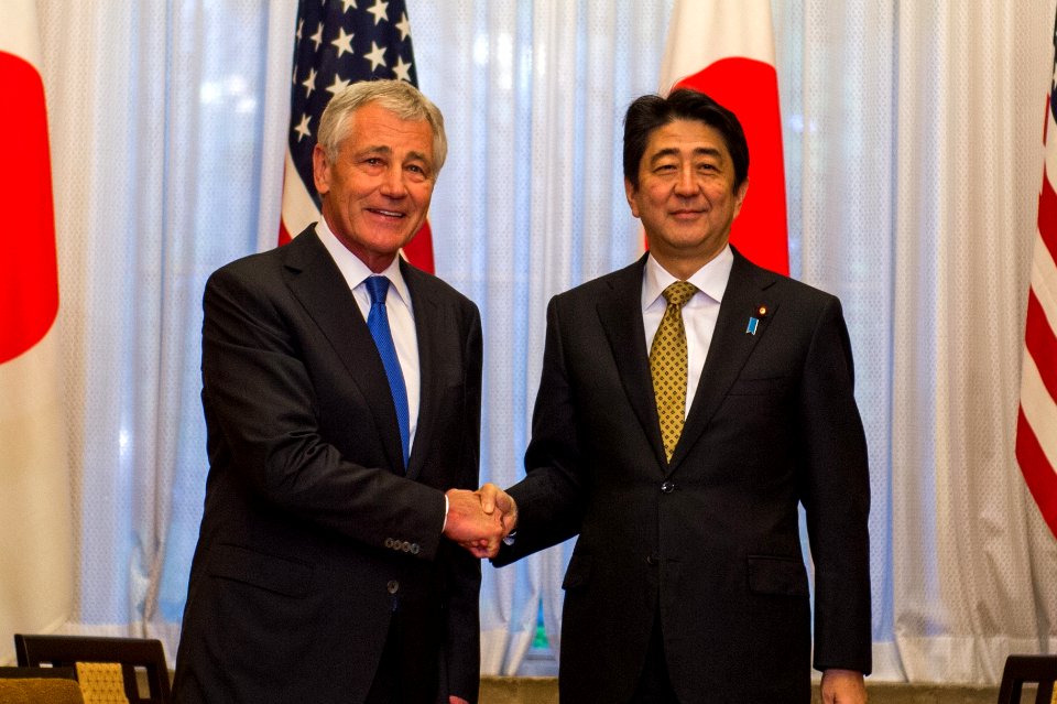 Secretary of Defense Hagel Greets Japan’s Prime Minister Abe - Flickr - East Asia and Pacific Media Hub (2)