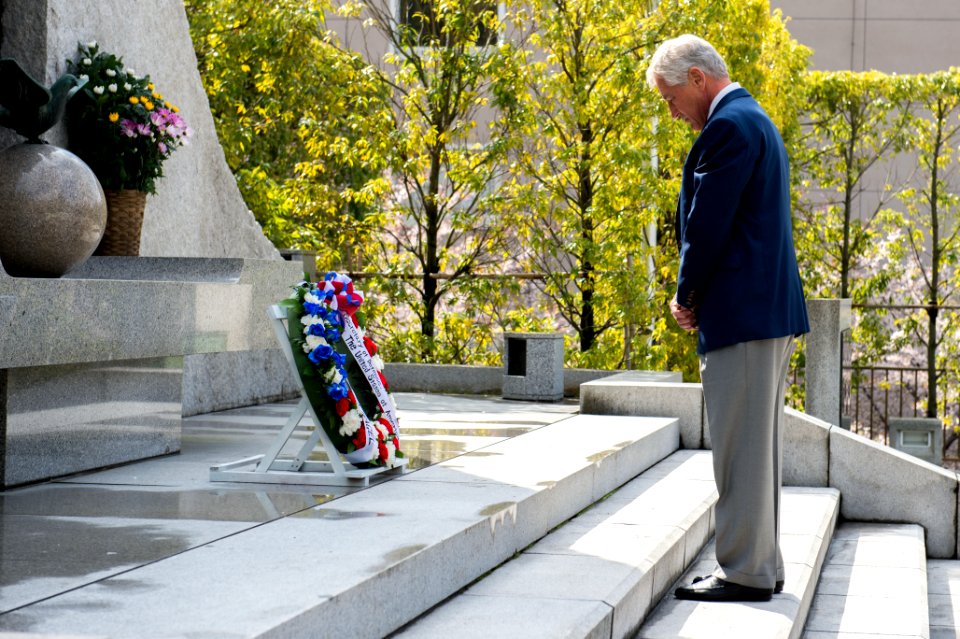 Secretary of Defense Hagel at Wreath Laying in Tokyo - Flickr - East Asia and Pacific Media Hub