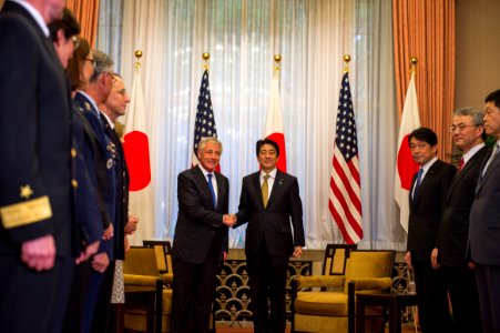 Secretary of Defense Hagel Greets Japan’s Prime Minister Abe - Flickr - East Asia and Pacific Media Hub (1)