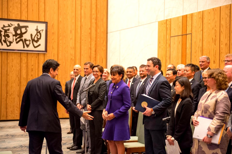 Secretary Pritzker Greets Japan’s Prime Minister Abe - Flickr - East Asia and Pacific Media Hub