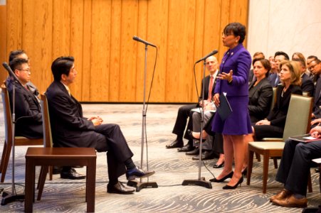 Secretary Pritzker Meets Japan’s Prime Minister Abe - Flickr - East Asia and Pacific Media Hub (2)