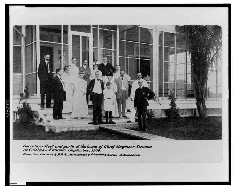 Secretary Root and party at the home of Chief Engineer Stevens at Culebra, Panama, September 1906 LCCN99471590