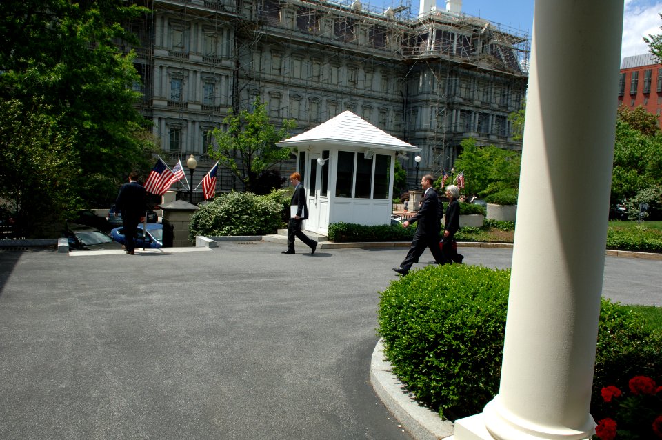 Secretary Sebelius and staffers arrive at the White House for the Beacon Communities Grants Announcement