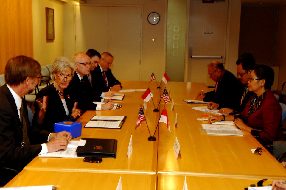 Secretary Sebelius looks to the Director of the Office of Global Health Affairs, Nils Daulaire, for guidance while meeting with the Indonesian Minister of Health and others