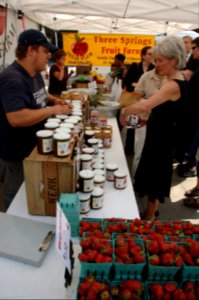 Secretary Sebelius checks out the merchandise at the HHS Farmers Market
