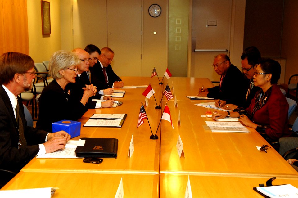 Secretary Sebelius with Indonesian Minister of Health, Dr. Endang Rahayu Sedyaningsih (2)