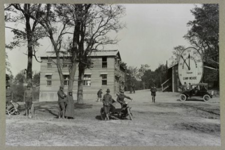 Section of headquarters building and Second Liberty Loan display, Camp Meade, Maryland LCCN2016652163