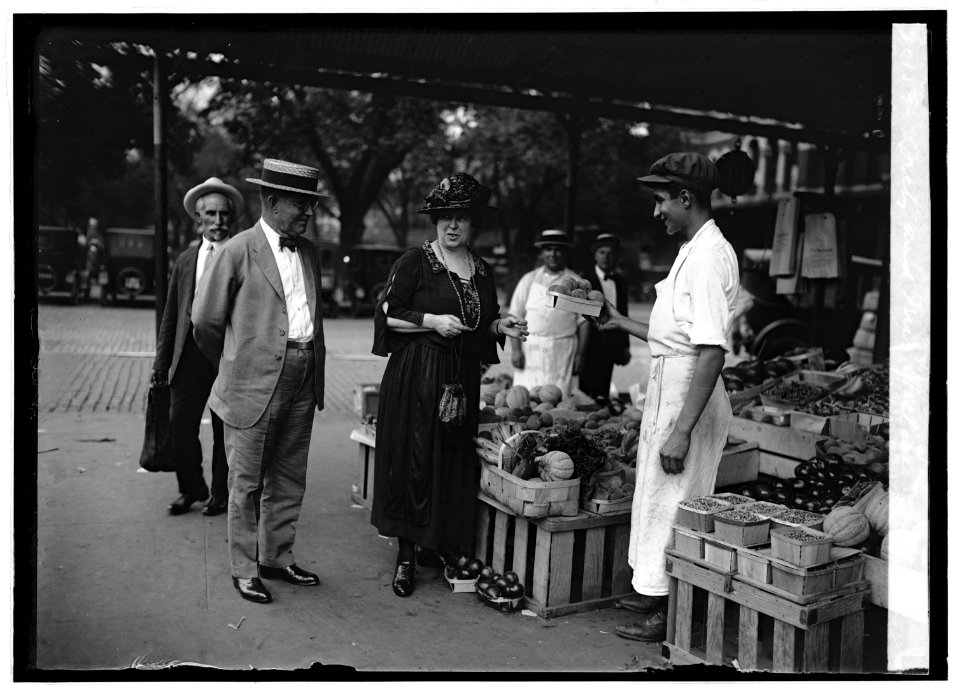 Secty. & Mrs. Wallace, (8-7-22) LCCN2016846623