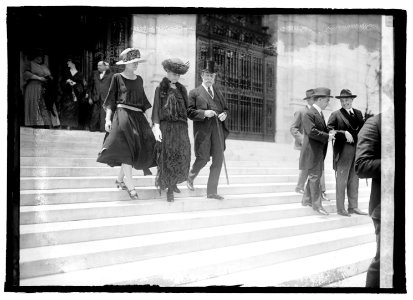 Secty. & Mrs. Hughes & Miss Catherine Hughes, 5-15-22 LCCN2016846361