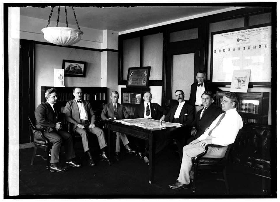 Secty. Davis & Union vesselmen, 8-8-22 LCCN2016846624