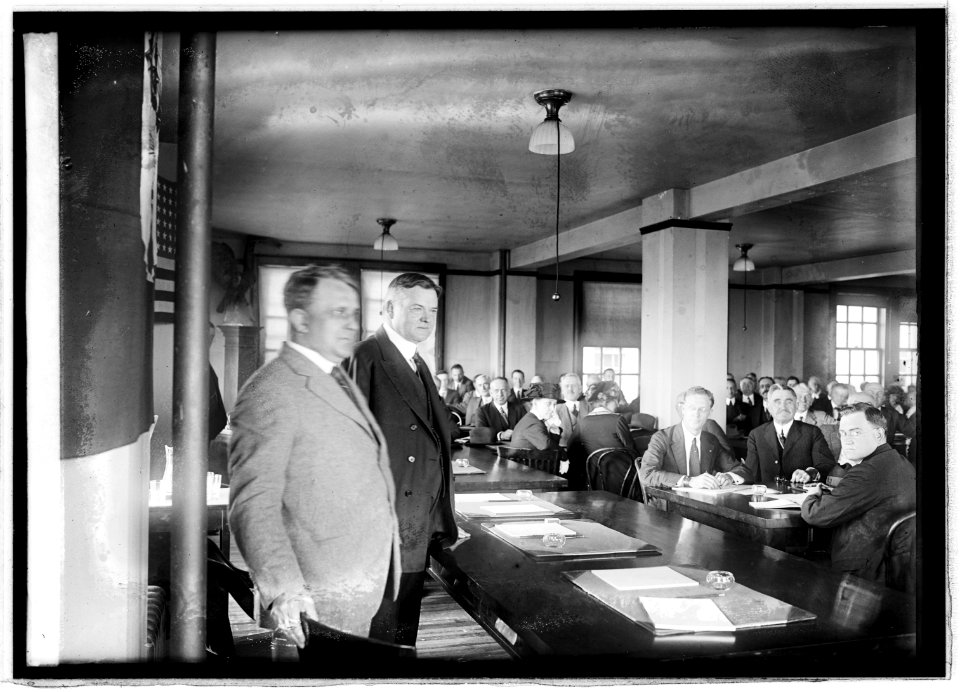 Secty. Davis & Hoover (unemployment conference), 9-26-21 LCCN2016845675