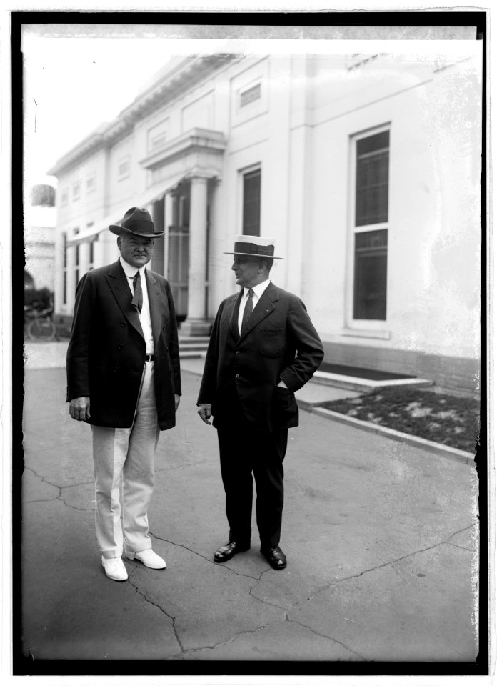 Secty. Hoover & Secty. Davis, 8-12-22 LCCN2016846630