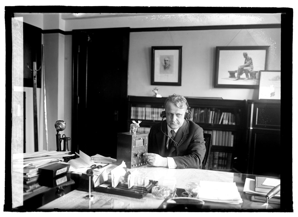 Secty. Davis with radio, 3-9-22 LCCN2016846130