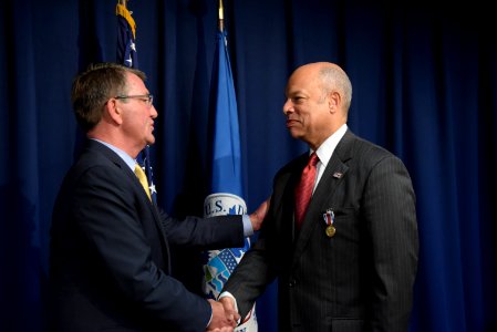 Security Johnson receives DOD Distinguished Public Service Award (29816954023)
