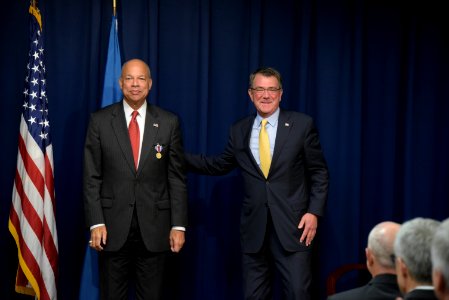 Security Johnson receives DOD Distinguished Public Service Award (30332530722)