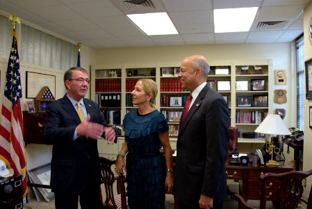 Security Johnson receives DOD Distinguished Public Service Award (30362764991)