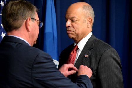 Security Johnson receives DOD Distinguished Public Service Award (30362719051)
